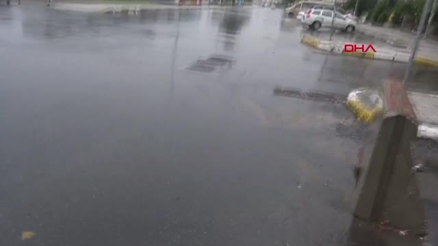 SİLİVRİ'DE RÖGAR TAŞTI, ÜÇ DAİREYİ SU BASTI