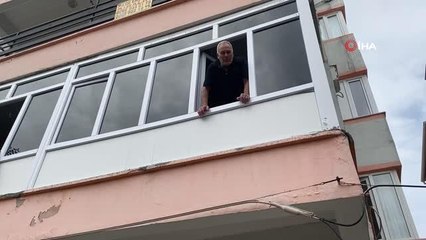 Sağanak yağış nedeniyle su basan evlerde, su tahliye calışmaları devam ediyor