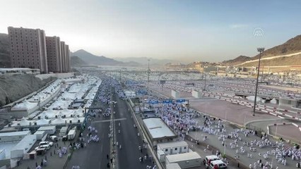 Hacılar bayramın ikinci gününde şeytan taşlamaya devam ediyor