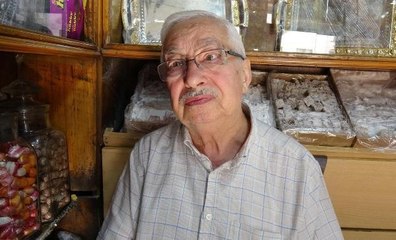 BALIKESİR'İN 'ŞEKERCİ ORHAN'I 76 YILDIR MESLEĞİNİ SÜRDÜRÜYOR