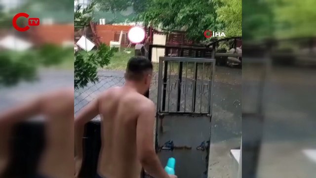 Arnavutköy’de vatandaş eline şampuanını alıp yağmurda yıkandı