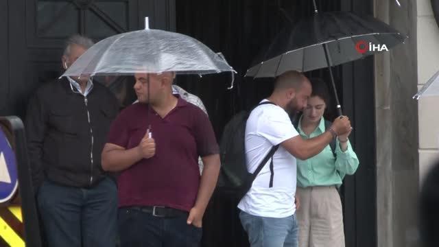 Taksim'de sağanak yağış etkili olmaya devam ediyor