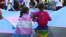 Sfila l'orgoglio Lgbt a Madrid, a un passo dalla legge 