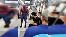 Acemi 'Örümcek Adam' gösterisi sosyal medyada viral oldu