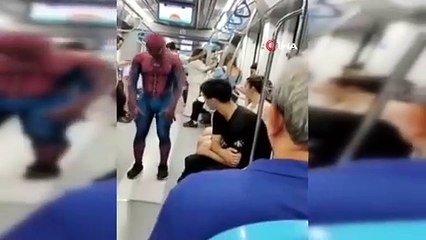 Acemi 'Örümcek Adam' gösterisi sosyal medyada viral oldu