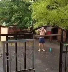 Eline aldığı şampuanla yağmurda yıkandı