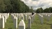 Srebrenitsalı aileler, evlatlarının mezarı başında dua ediyor