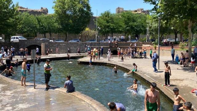 Diyarbakır'da hava sıcaklığı 43 dereceyi buldu, çocuklar süs havuzuna akın etti