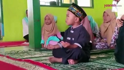 Kur'an Kursu'ndaki çocuklar ilahi okunurken kendinden geçti!