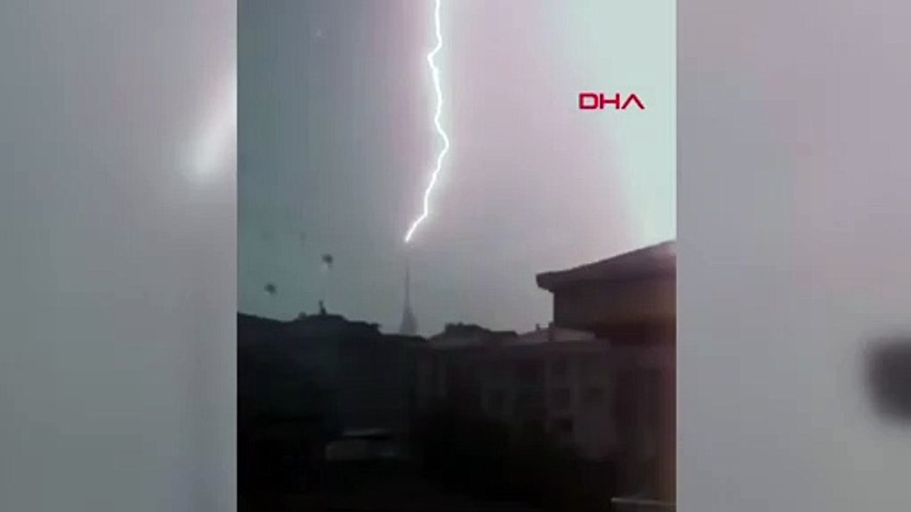Çamlıca Kulesine yıldırım düştüğü anlar kamerada