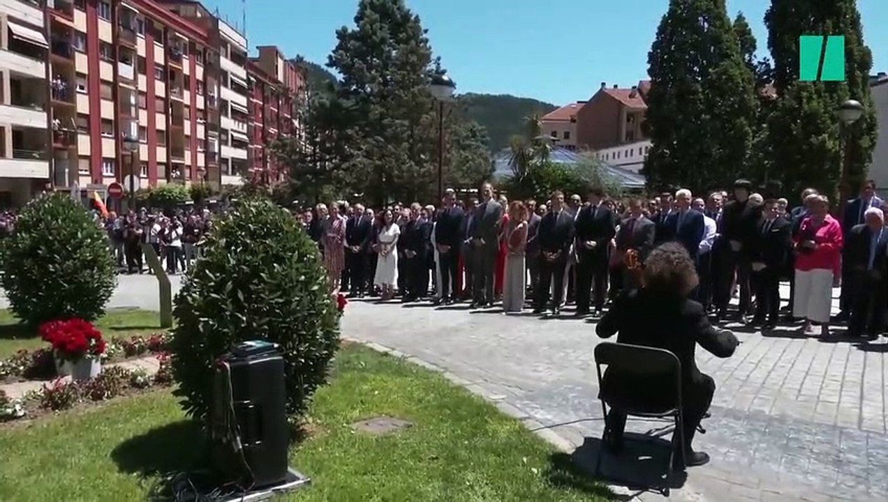 "¡Fuera, fuera!": Abucheos y pitos a Pedro Sánchez durante el homenaje a Miguel Ángel Blanco en Ermua