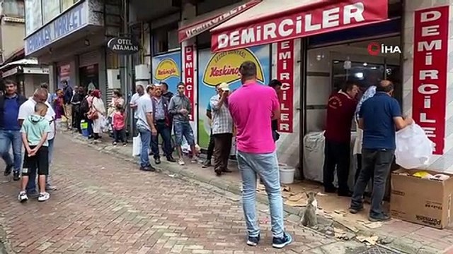 Ücretsiz kıyma çektirmek için uzun kuyruklar oluşturdular