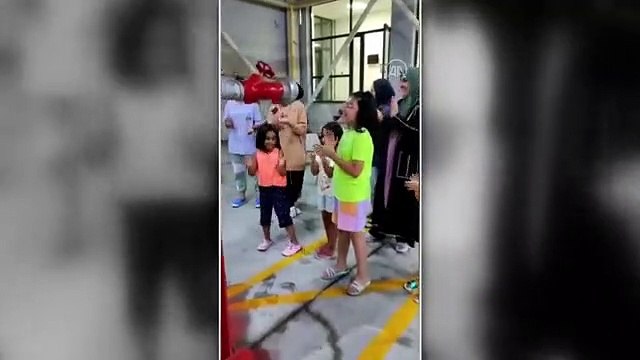 Yangından dönen itfaiye personeline sürpriz doğum günü kutlaması