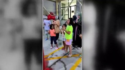 Yangından dönen itfaiye personeline sürpriz doğum günü kutlaması