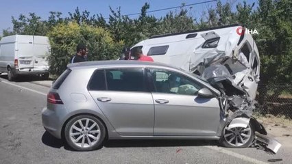 Son dakika haberi: Otomobil park halindeki iki minibüse çarptı: 7 yaralı