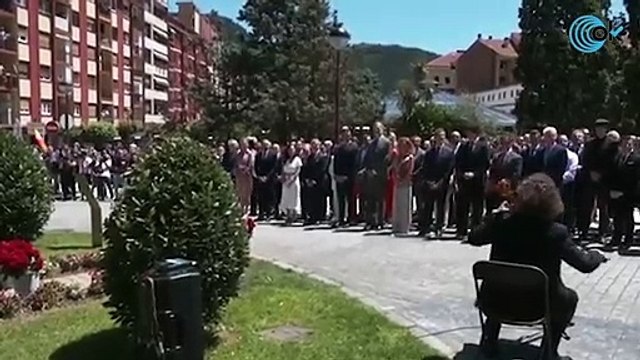 Abucheos y gritos de ¡fuera, fuera! a Pedro Sánchez en Ermua en el homenaje a Miguel Ángel Blanco