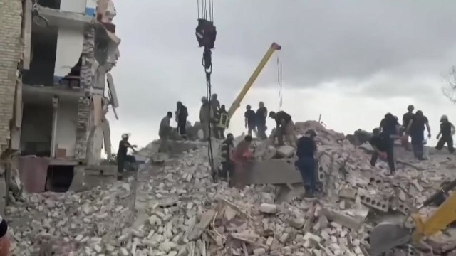 러, 도네츠크 아파트 단지 포격...최소 15명 사망 / YTN