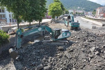 Kastamonu'da selin izinin silinmesi için Kurban Bayramı'nda da çalışmalar sürüyor
