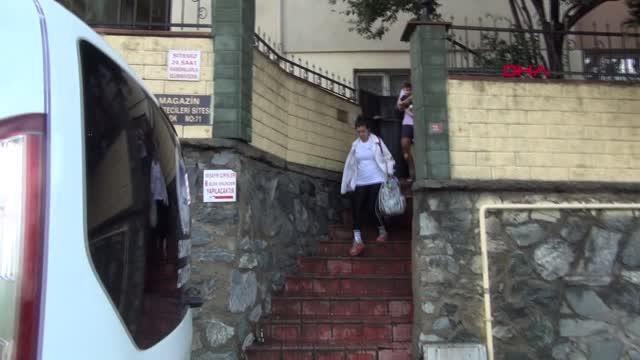 İSTANBUL-SARIYER'DE İSTİNAT DUVARI 2 ARACIN ÜSTÜNE ÇÖKTÜ, 2 BİNA BOŞALTILDI