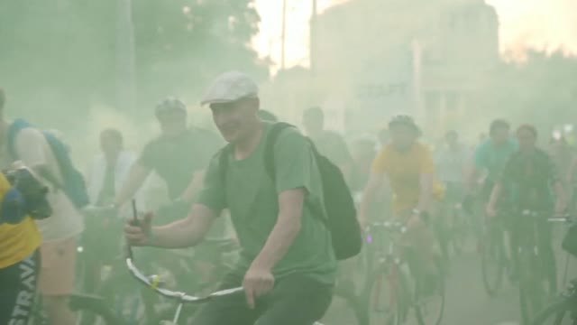 Desfile ciclista en Moscú para celebrar el verano y el fin de las restricciones covid