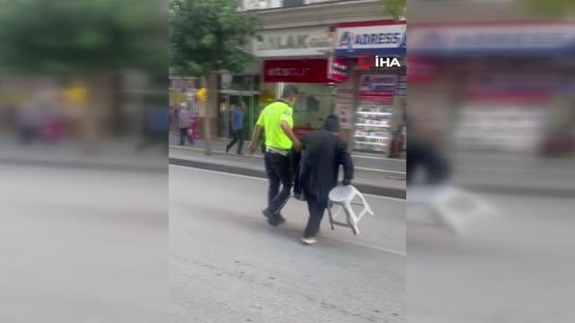 Polisten yürek ısıtan davranış...Trafiği durdurup yaşlı adamı yolun karşısına geçirdi