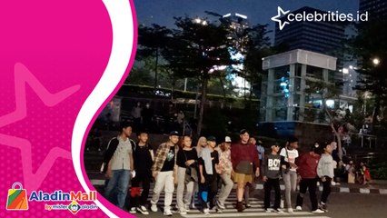 Santai Disebut Alay, Anak-anak Bekasi Ini Tetap Menikmati Suasana di Sudirman