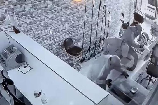 Kar maskeli 5 hırsız 15 dakikada 700 bin TL'lik soygun yaptı