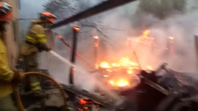 El viento dificulta la extinción del incendio de las Hurdes, en Cáceres