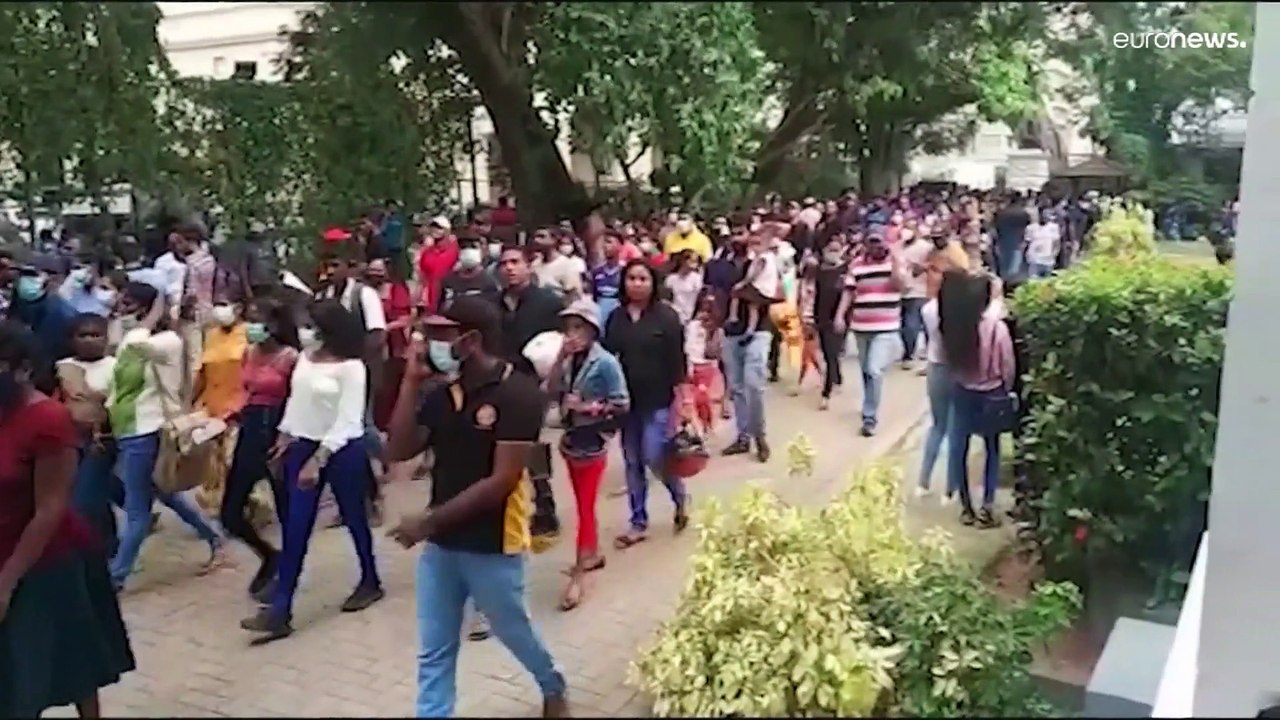 Bad im Präsidenten-Pool: Demonstrierende in Sri Lanka machen weiter Druck