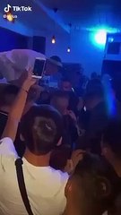 Απίστευτο! Ο Thug Slime χαστούκισε νεαρό άνδρα σε μπαρ στις Σπέτσες - Τους χώρισα οι παρευρισκόμενοι