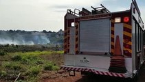 Bombeiros combatem incêndio em grande área de vegetação no Bairro Santo Onofre