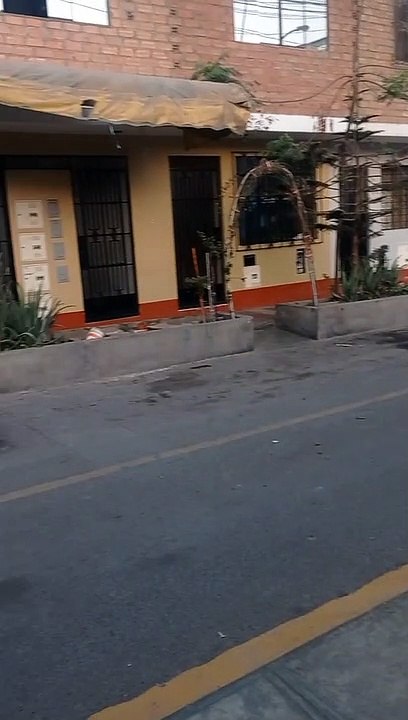 Familia cuelga su ropa en los cables