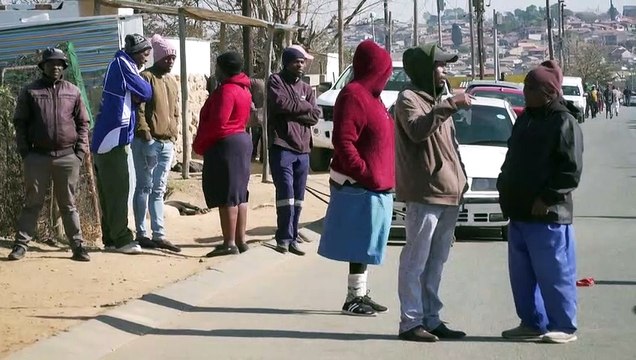 Al menos una veintena de muertos en Sudáfrica en dos tiroteos en bares