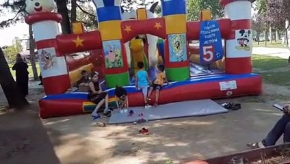 Esila şişme oyun alanına binmek için ağlıyor