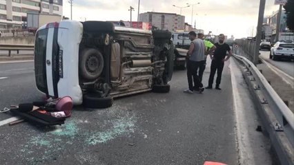 Yön tabelasına çarparak devrilen hafif ticari aracın sürücüsü yaralandı
