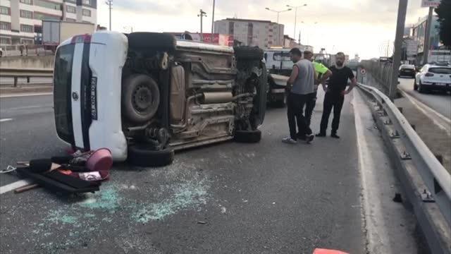 Yön tabelasına çarparak devrilen hafif ticari aracın sürücüsü yaralandı