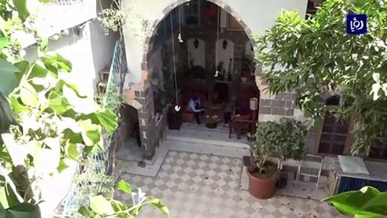 بالتطريز الشرقي.."هايكا فيبا" فنانة ألمانية تعانق ياسمين دمشق