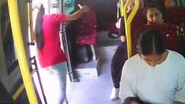Minibüste feci ölüm! Talihsiz kadın, seyir halindeyken açık kalan kapıdan böyle düştü