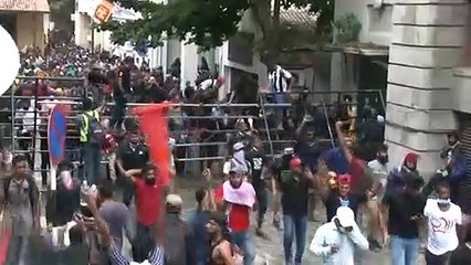 Tải video: Manifestantes se recusam a deixar palácio presidencial do Sri Lanka