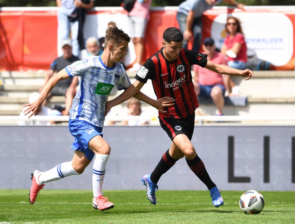 Zehn-Tore-Spektakel im Derby: Eintrachts U 17 siegt gegen FSV-Nachwuchs
