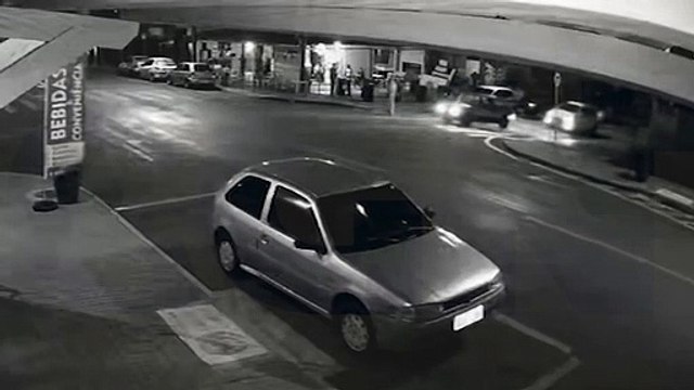 Vídeo: Carros colidem em cruzamento no Santa Cruz e jovem fica ferida