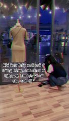 Clip: Mới lãnh lương, chồng liền đội mưa đi mua ví tặng vợ