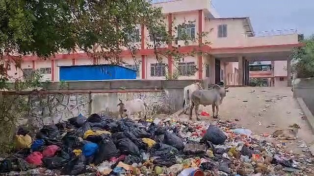 महात्मा गांधी अस्पताल परिसर में खुले में पड़ा मेडिकल बायो वेस्ट
