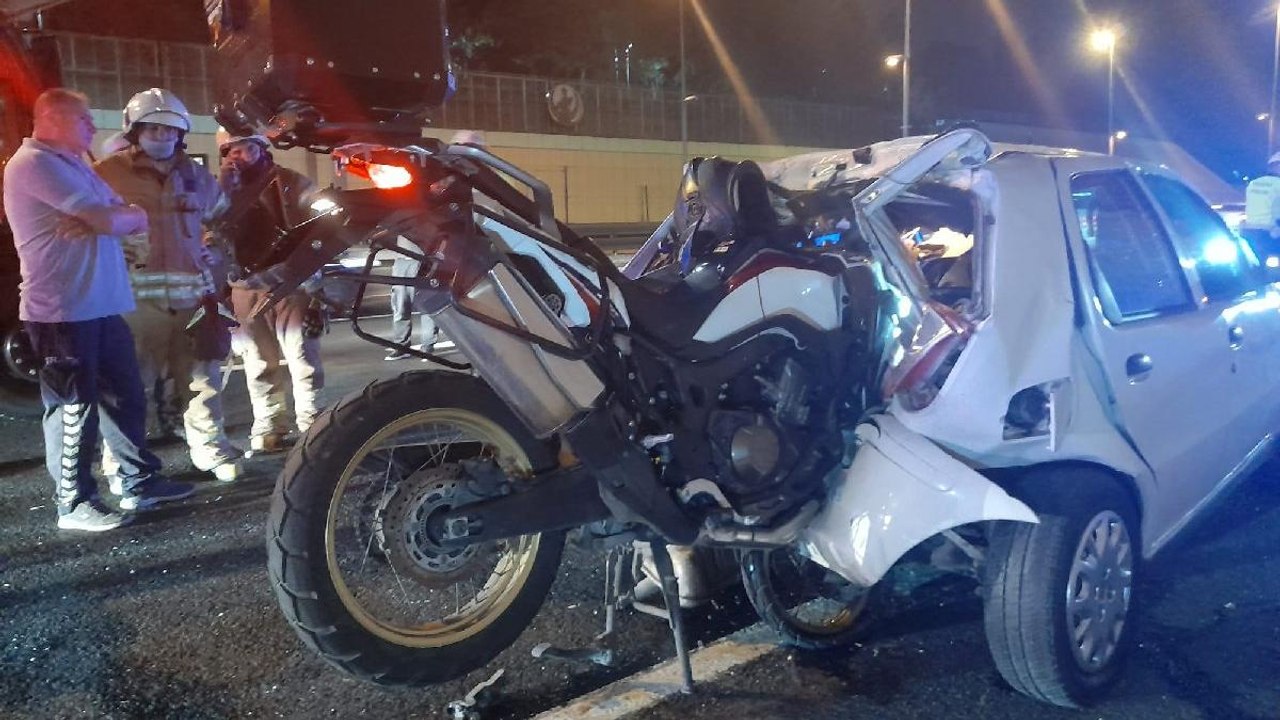 Motosiklet, otomobile ok gibi saplandı