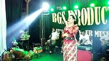 Dua lalaki lagu Miss Dakem Karawang