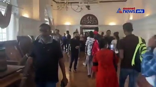 சுற்றுலா தலமாக மாறிய அதிபர் மாளிகை! விளையாடி மகிழும் போராட்டக்காரர்கள்!