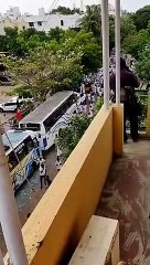 VIDEO: पलनीस्वामी व पन्नीरसेल्वम के समर्थक भिड़े, एक दूसरे पर किया पथराव, पुलिस ने किया लाठीचार्ज