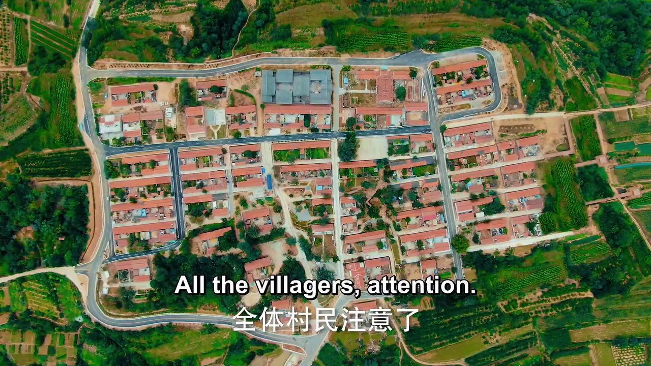 13：Le directeur du village diffuse une revue aux villageois. Le jeune homme est excité et loue les villageois que Haikou est son crédit.