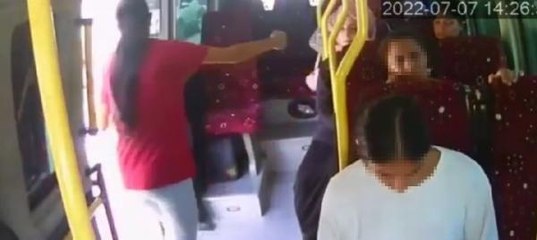 SEYİR HALİNDEKİ MİNİBÜSÜN AÇIK KAPISINDAN DÜŞEN YOLCU ÖLDÜ