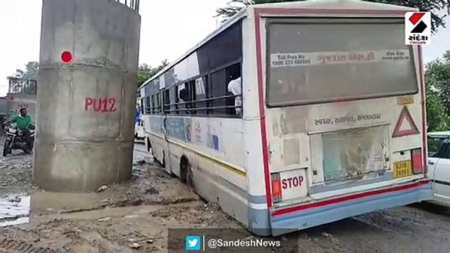 ખેડા જિલ્લાના ડાકોરમાં એસટી બસ ભૂવામાં ફસાઈ